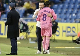 Diego Martínez felicita a Campaña tras cambiarle.