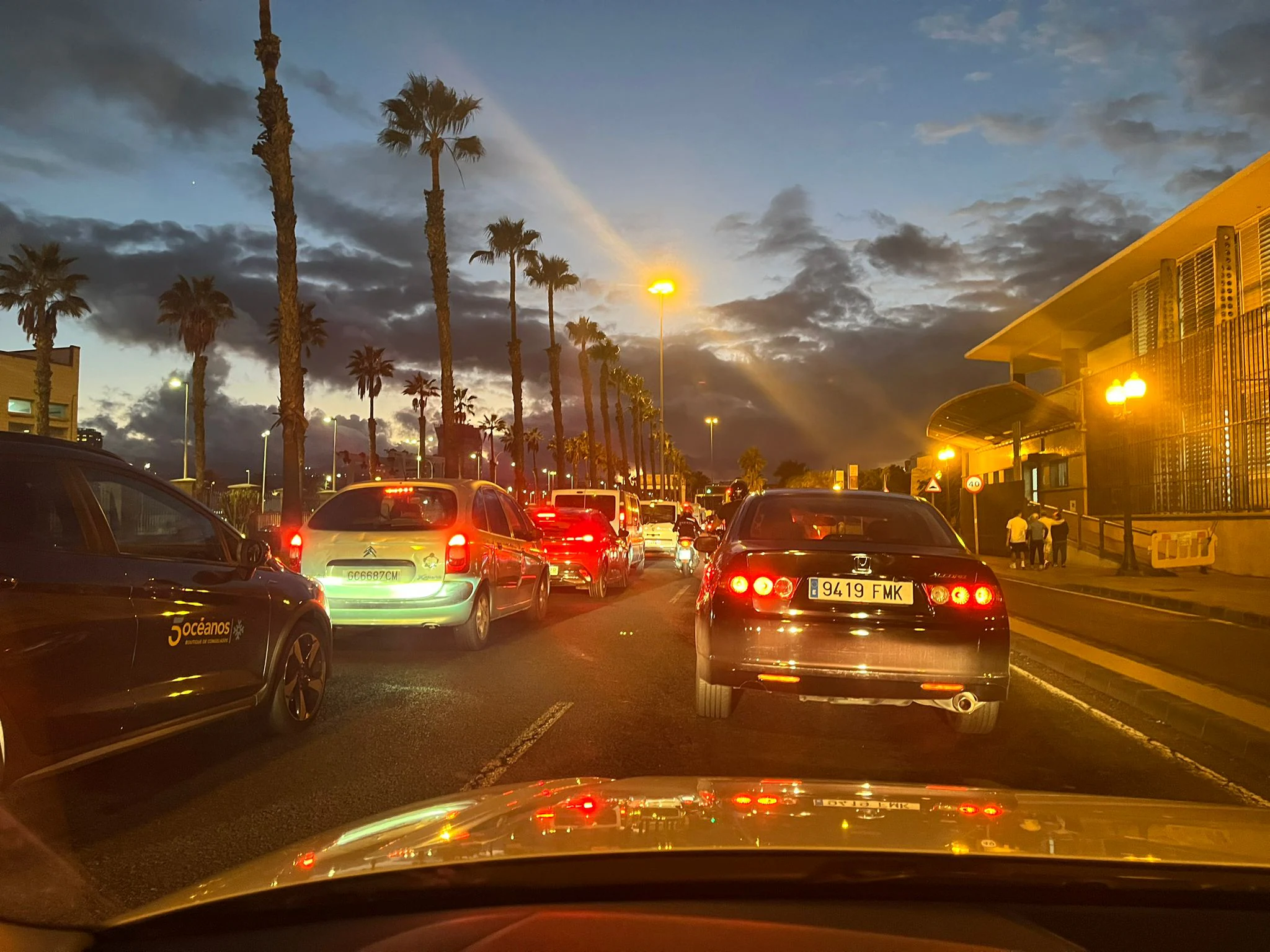 Atasco a la salida del Sebadal tras el accidente.