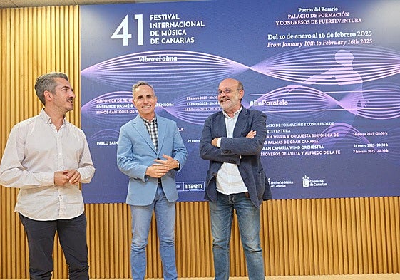El viceconsejero de Cultura, Horacio Umpiérrez, flanqueado por el consejero insular Rayco León y Jorge Perdigón, director del festival.