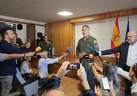 El Rey atendiendo a los medios de comunicación desde Gando, Gran Canaria.