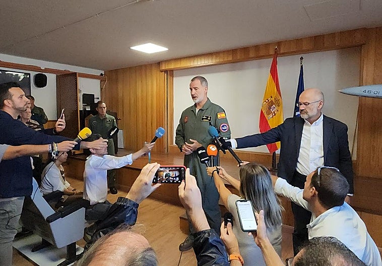 El Rey atendiendo a los medios de comunicación desde Gando, Gran Canaria.