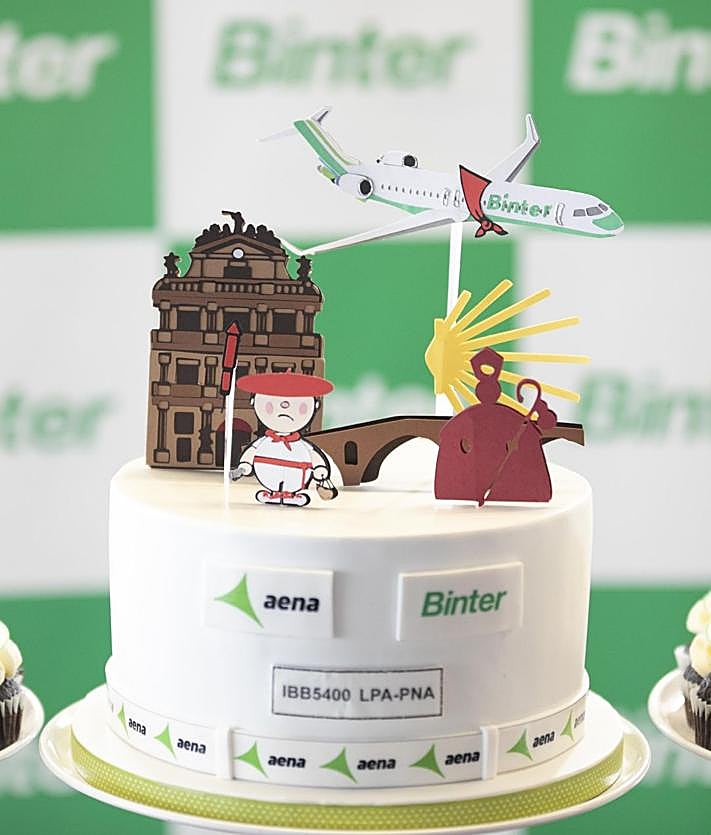 Imagen secundaria 2 - Un avión Embraer E195 E2 de Binter; menú a bordo de la aerolínea canaria; y una imagen de la inauguración de los vuelos directos entre Canarias y los aeropuertos de Pamplona. 