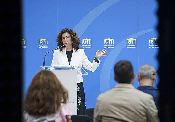 La consejera de Hacienda presentó en el Parlamento el proeycto de ley de Presupuestos.