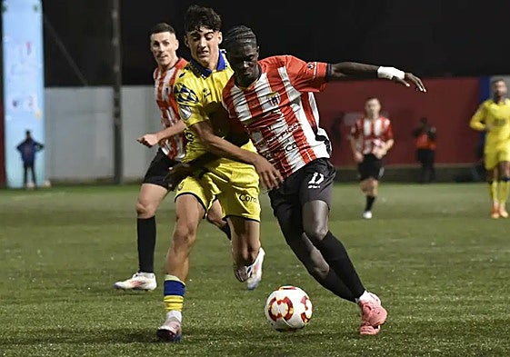 Valentín Pezzolessi persigue a un contrario en el partido de Copa del Rey.