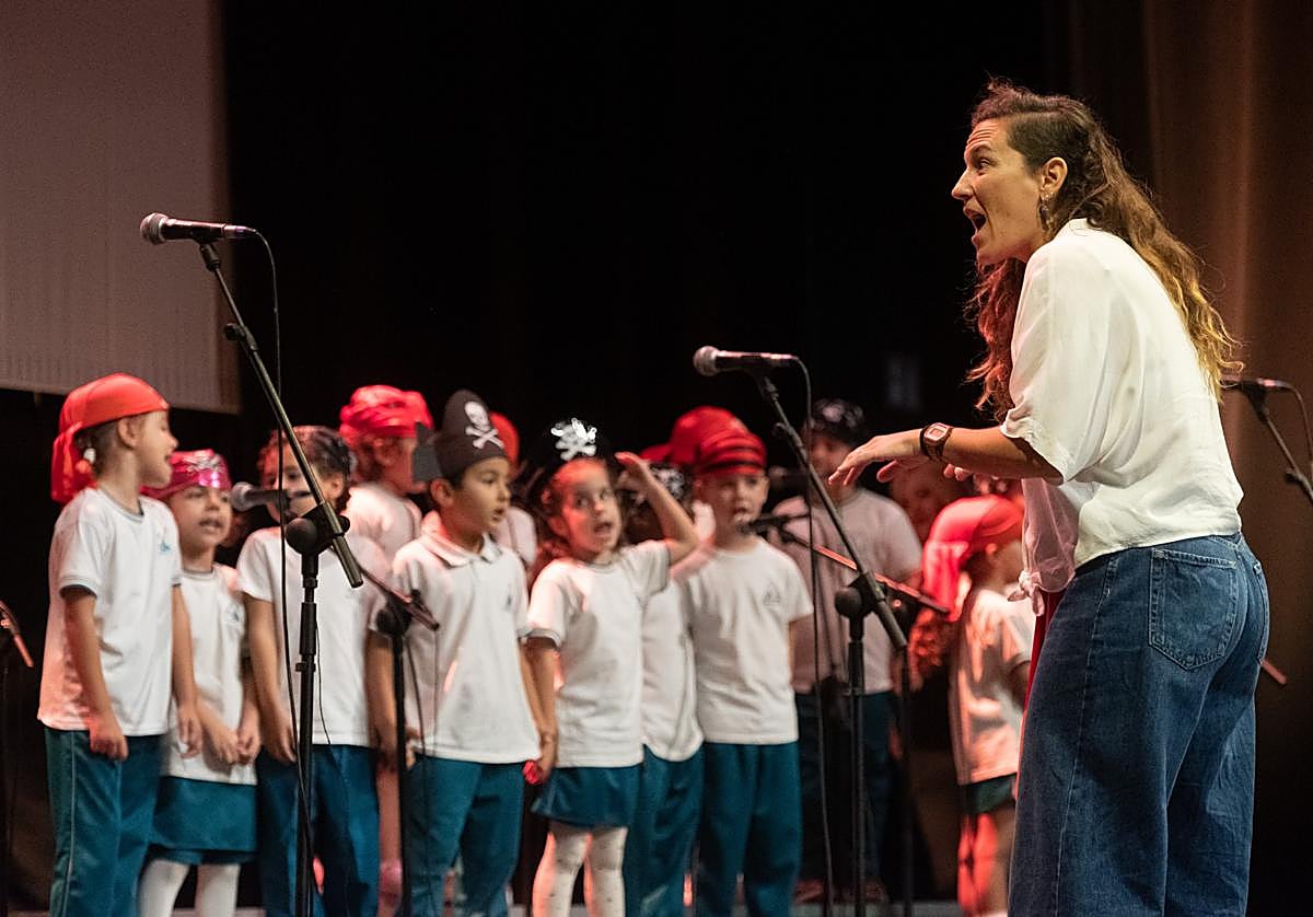 Un grupo infantil, en plena actuación en el Encuentro Insular de Villancicos, en Antigua.