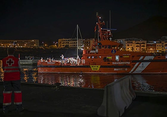 Más de 1.000 migrantes arriban a Canarias desde la noche del viernes