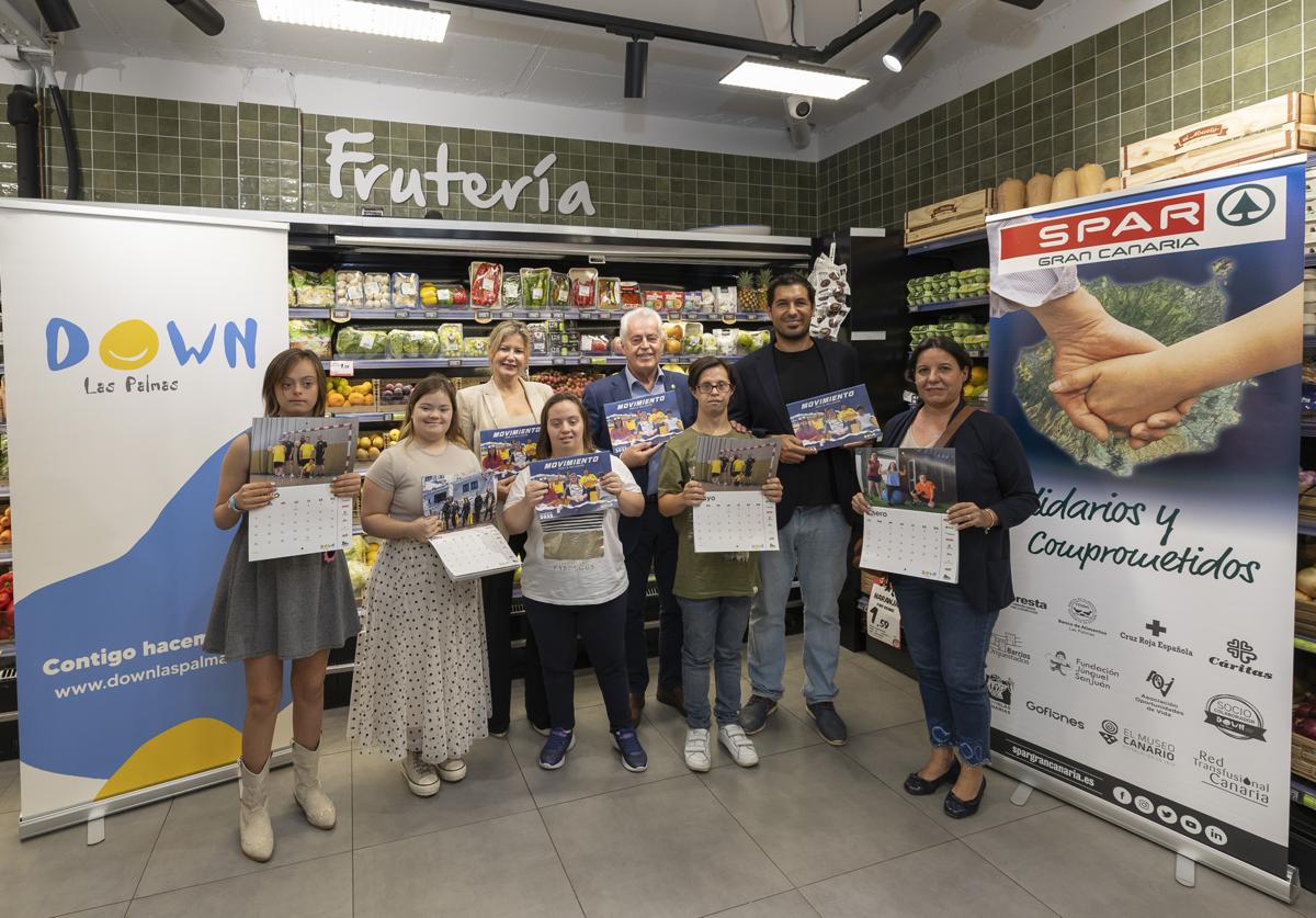 Spar Gran Canaria cumple cuatro años apoyando a la Asociación Síndrome de Down Las Palmas con la venta de su calendario solidario
