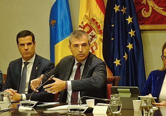 El vicepresidente, Manuel Domínguez, en el Paralmento.