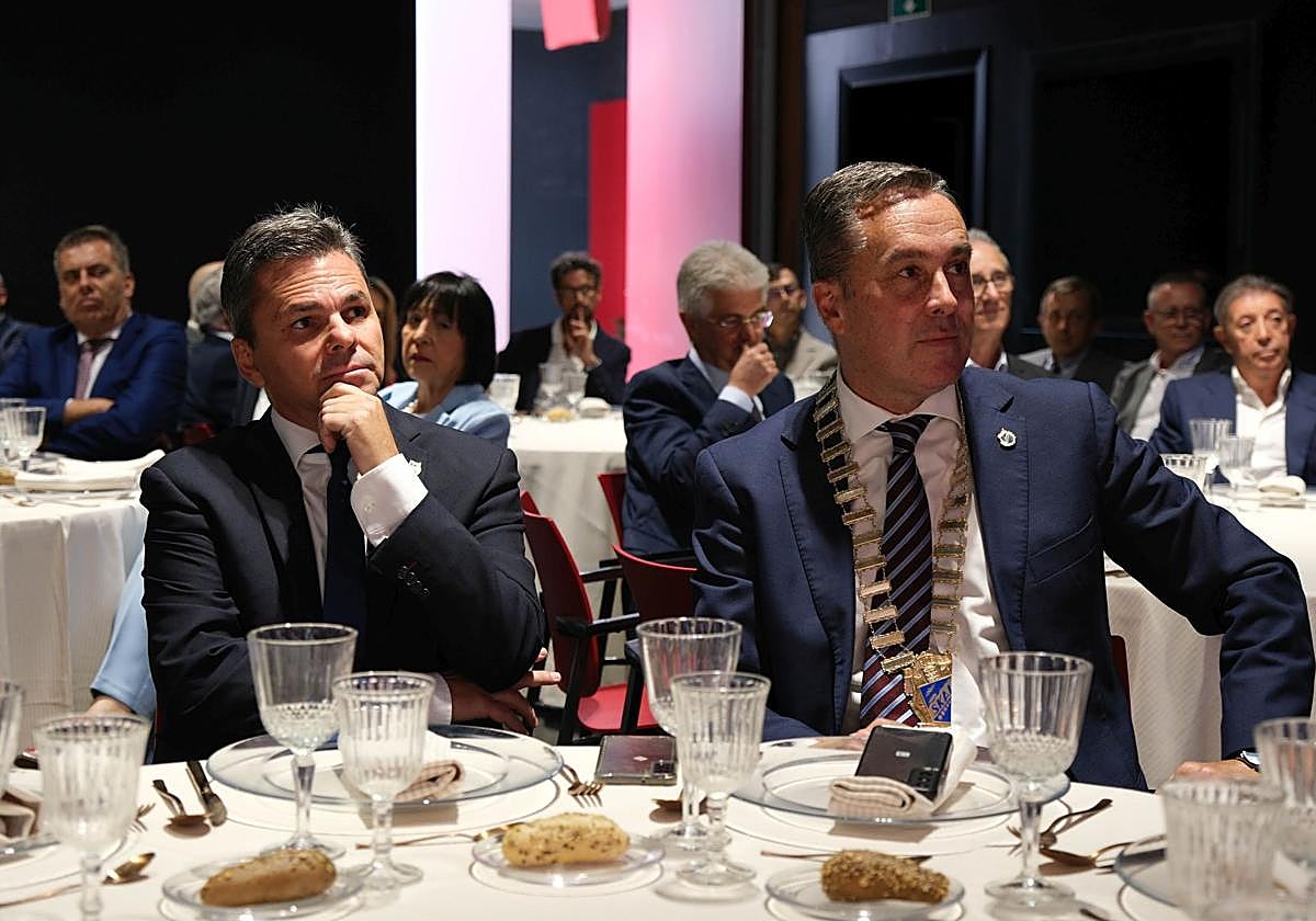 Armando Mayor - a la izquierda de la imagen- tomó el mando del Skal Club de Gran Canaria el pasado mes de octubre, relevando en el cargo a David Morales -derecha-.