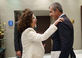 La consejera de Hacienda, Matilde Asián, saluda al vicepresidente, Manuel Domínguez.