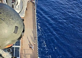 Un militar que llegó en helicóptero al crucero MSC Seaside.