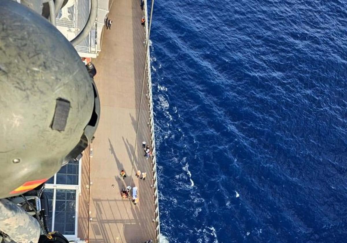 Un militar que llegó en helicóptero al crucero MSC Seaside.