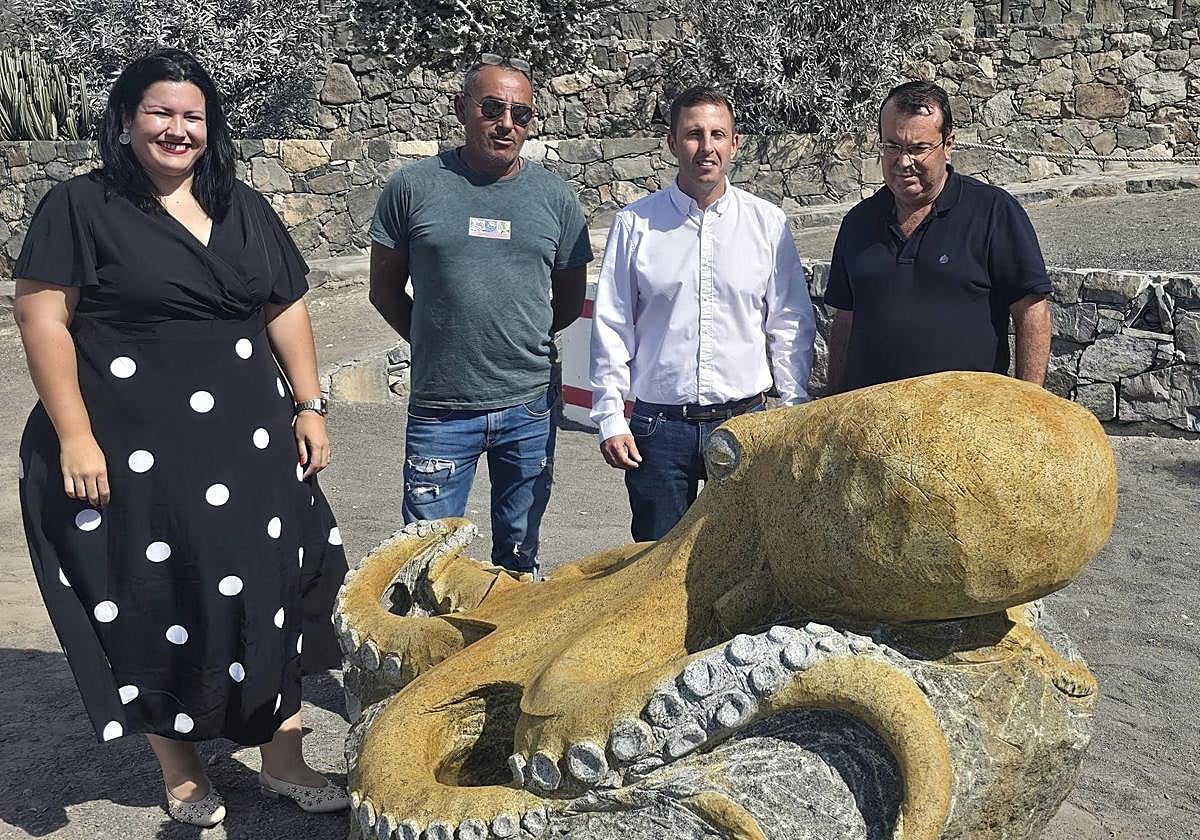 El alcalde Alejandro Jorge y el artista Juan Miguel Cubas, entre otros, con el pulpo en granito, en la clausura del 11º Simposio Internacional de Escultura de Pájara.