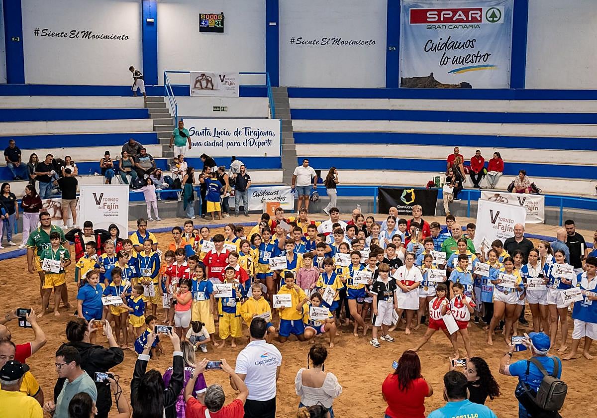 Foto de familia de los participantes.