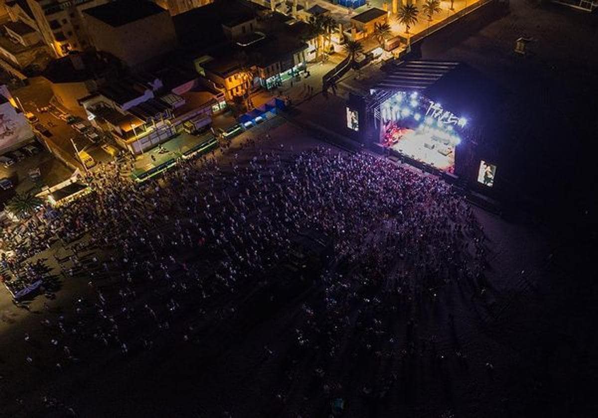 El festival ocupa la arena de la playa y parte de la avenida marítima Paco Hierro de Gran Tarajal.