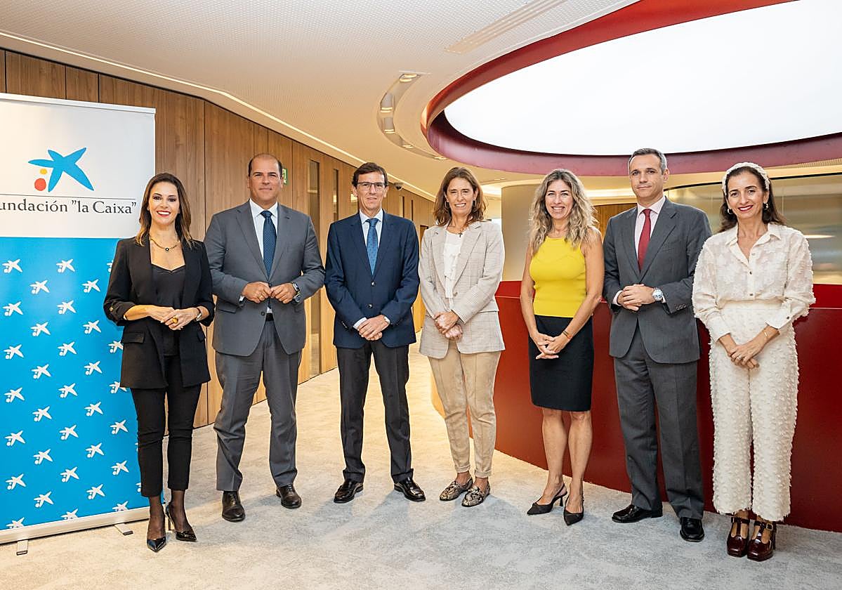 Representantes de CaixaBank y de la Fundación Acuorum durante la presentación del acuerdo.