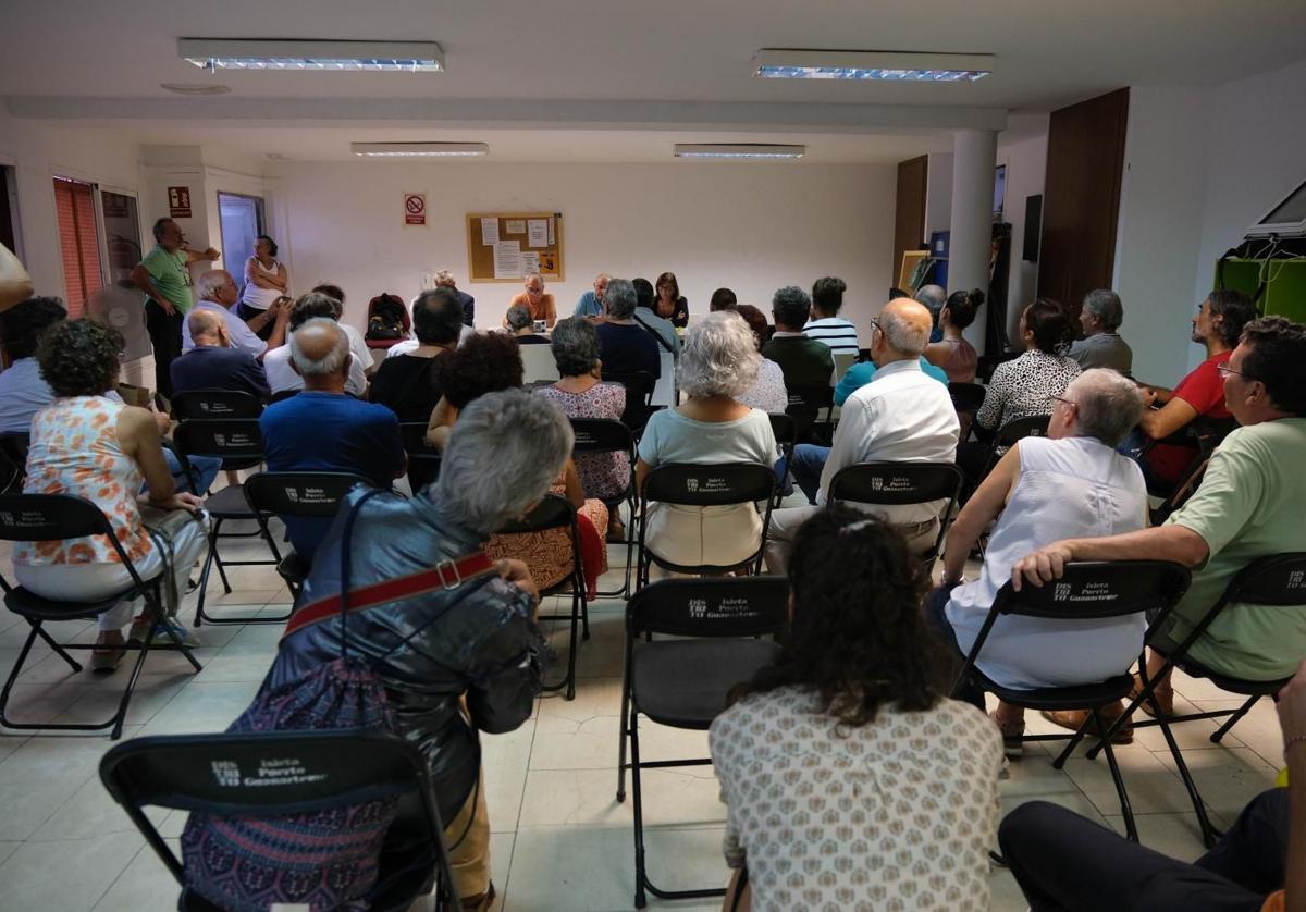 Imagen de archivo de una asamblea de la plataforma contra la regasificadora en La Isleta.