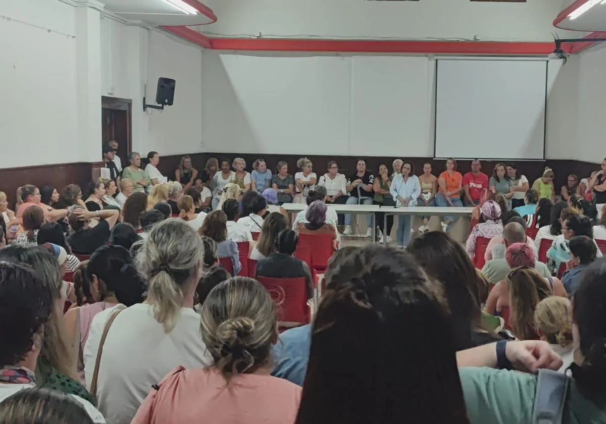 Imagen de la asamblea de trabajdores en la que se respaldó la huelga.