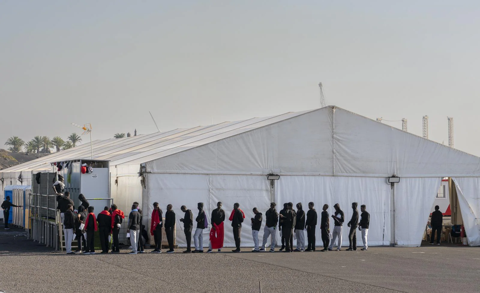 200 personas duermen en carpas en Lanzarote tras una incesante llegada de embarcaciones