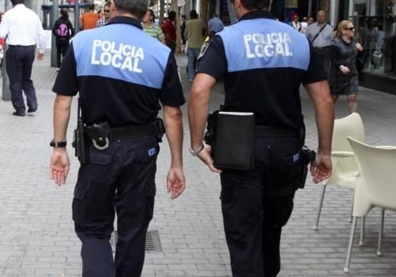 Imagen de archivo de dos agentes de la Policía Local.