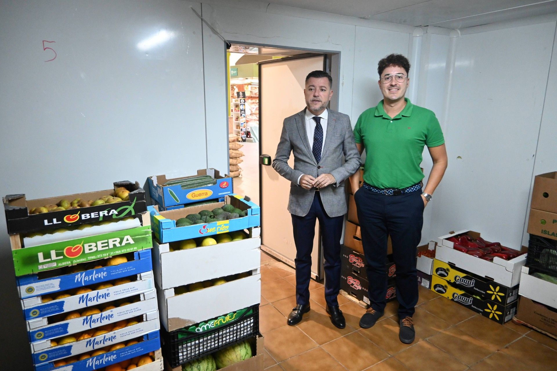 Teodoro Sosa y Cristian Perdomo, en una de las nuevas cámaras frigoríficas de La Recova.