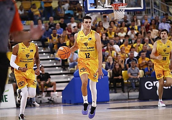 Carlos Alocén dirige el juego en el duelo ante el Baskonia en el Arena.