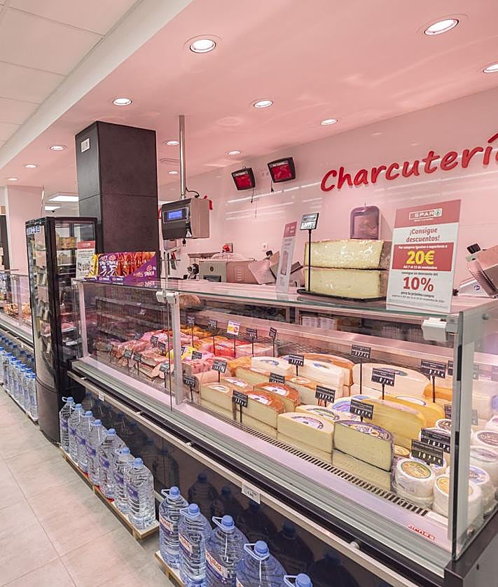 Imagen secundaria 2 - SPAR Caserones cuenta con charcutería, panadería, carnicería y frutería.