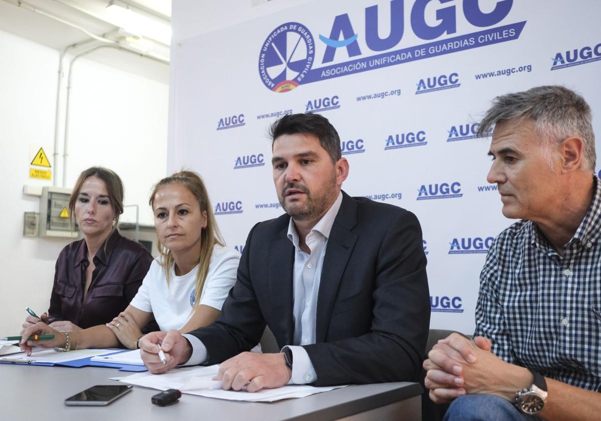 El secretario de comunicación de la Asociación Unificada de Guardias Civiles (AUGC), Pedro Carmona (2d); la secretaria general provincial en Santa Cruz de Tenerife, Vanessa Castillo (2i), la secretaria de Relaciones Institucionales, Olaya Salardón (i), y el secretario general provincial de Las Palmas de Gran Canaria, Juan Couce (d), durante la rueda de prensa que ofrecieron este viernes en La Laguna (Tenerife).