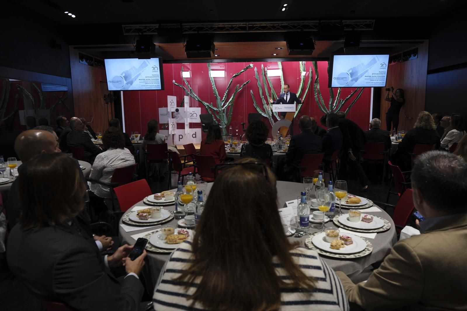 Imágenes de la conferencia sobre los presupuestos de Canarias para 2025