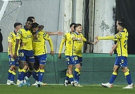 Los jugadores de la UD Las Palmas celebran el tercer gol de su equipo