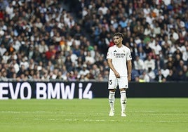 Asencio, durante el partido de su debut en el Bernabéu.