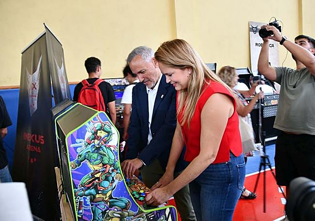 Javier Franco y Yilenia Vega prueban a jugar a una de las máquinas.