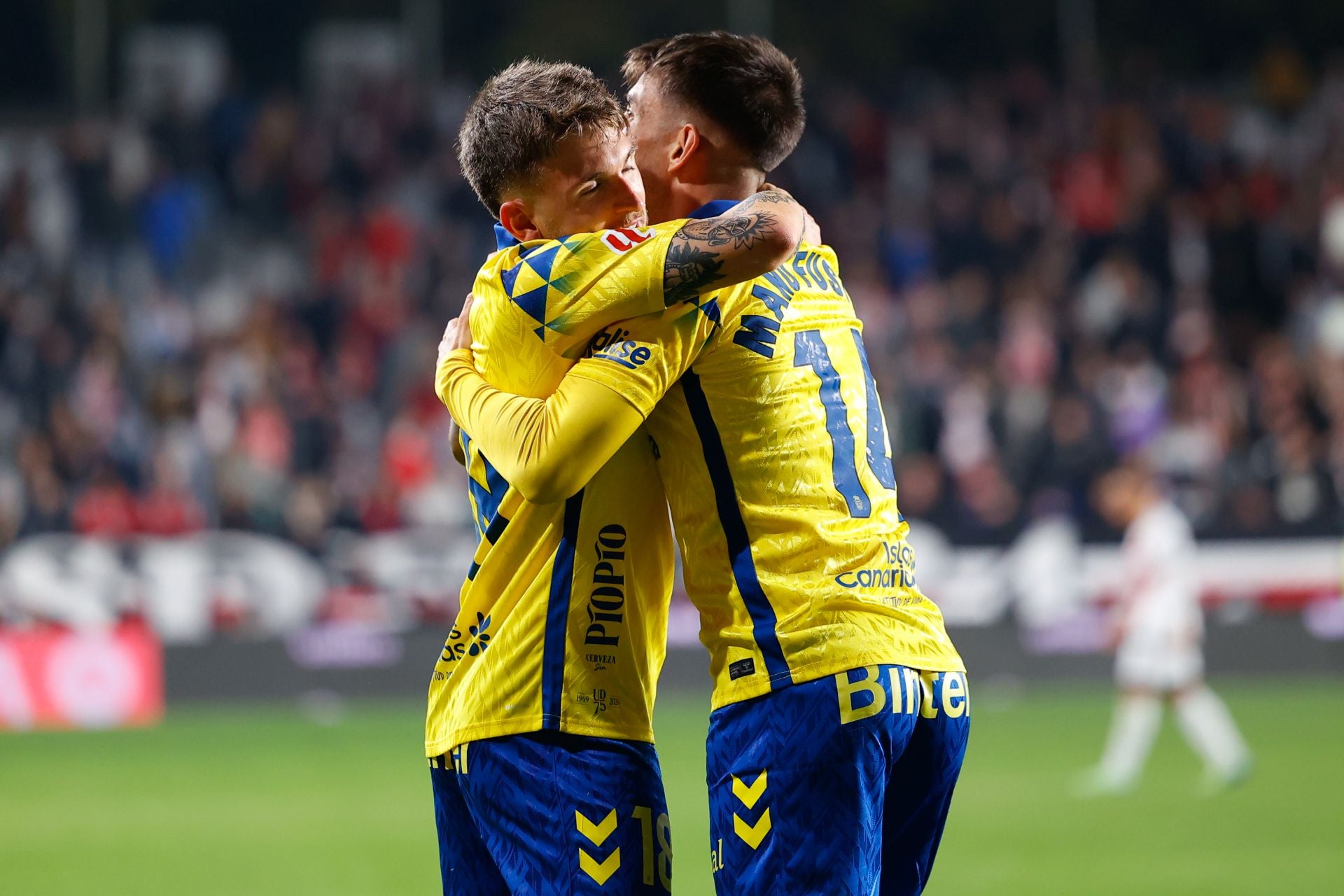 Viti y Manu Fuster se funden en un abrazo.