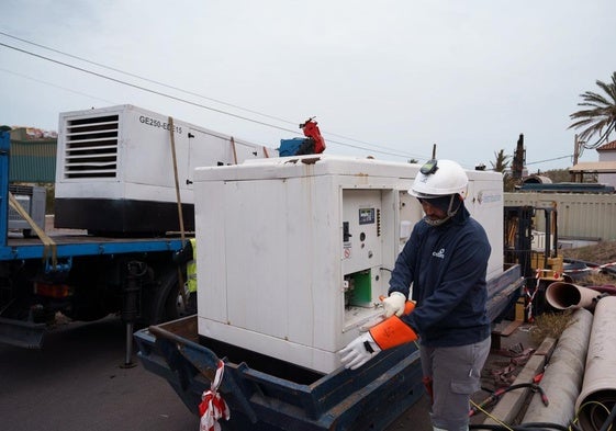Un operario instala un equipo de generación de electricidad durante el apagón de La Gomera.