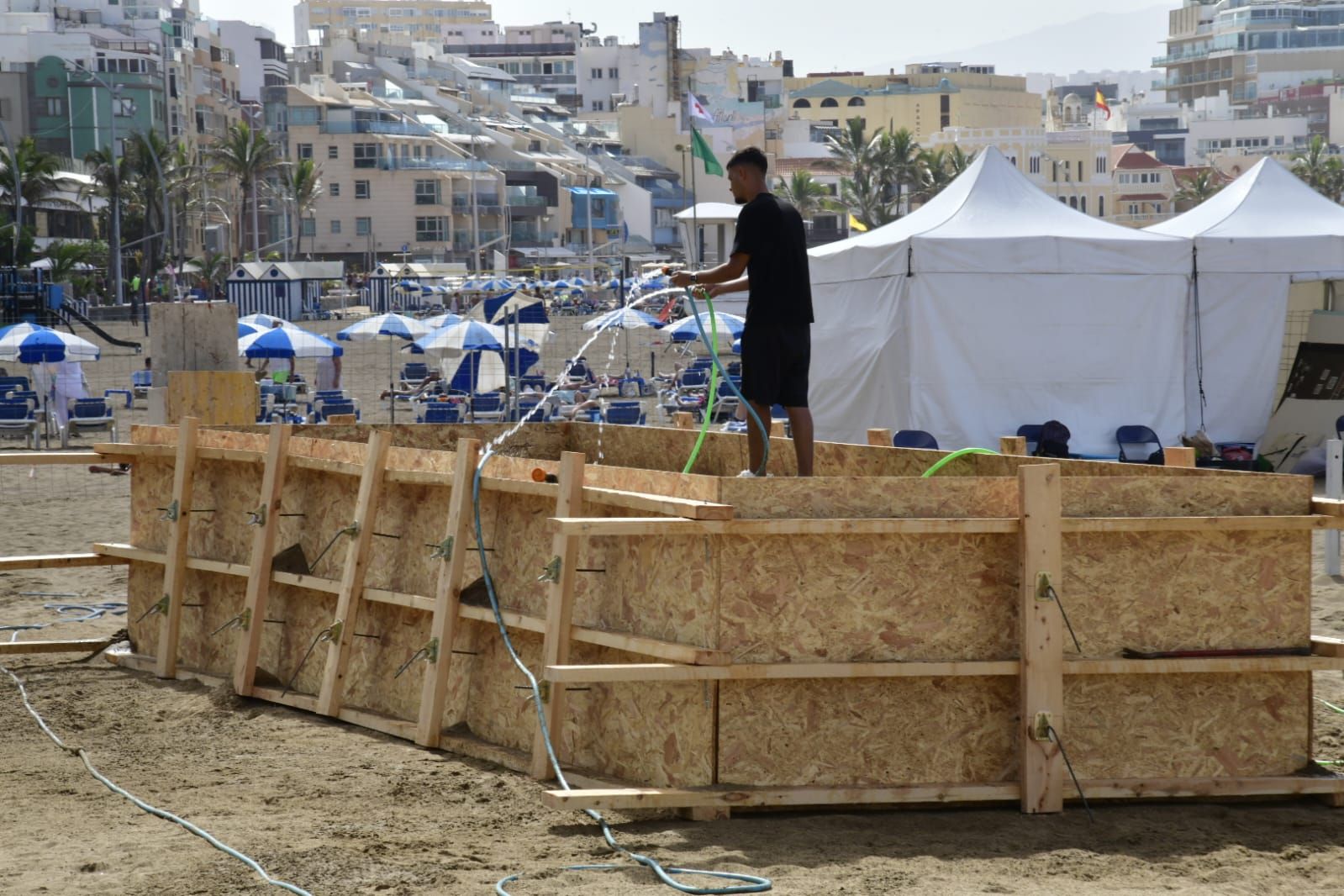 Las Canteras se prepara para construir su belén de arena