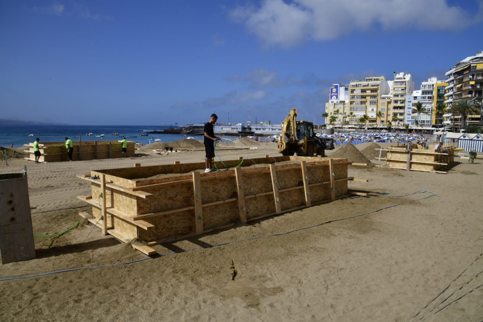 Las Canteras se prepara para construir su belén de arena