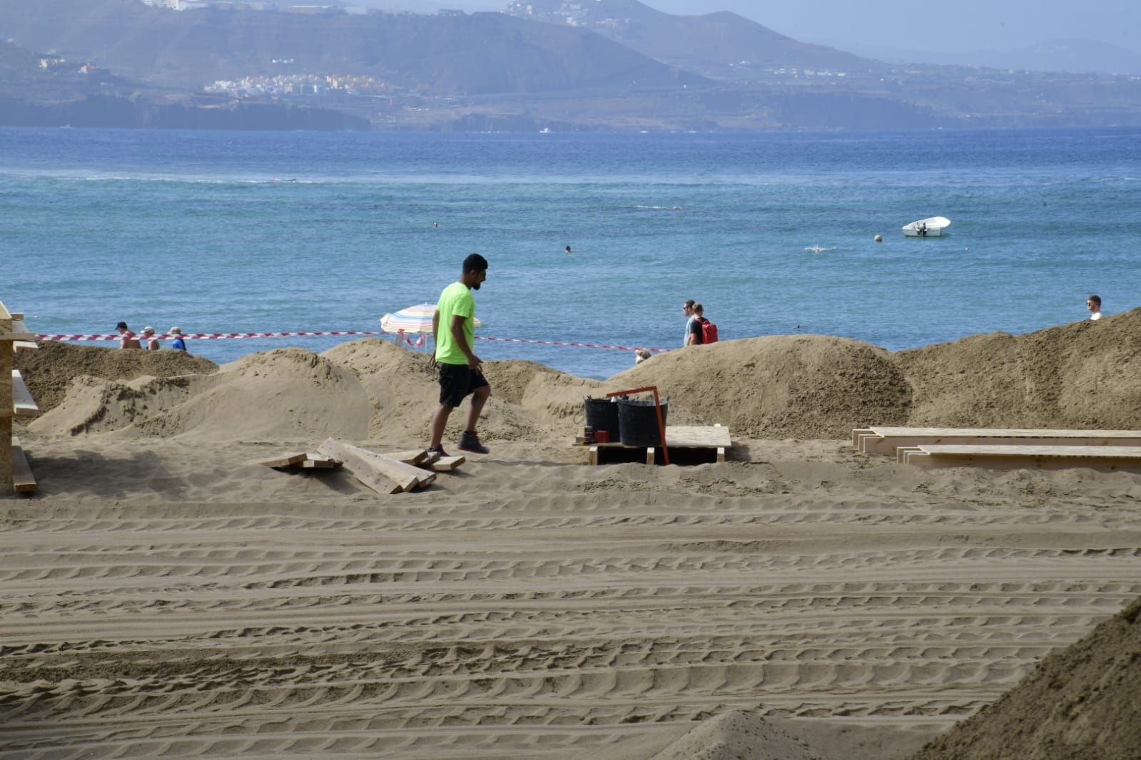 Las Canteras se prepara para construir su belén de arena