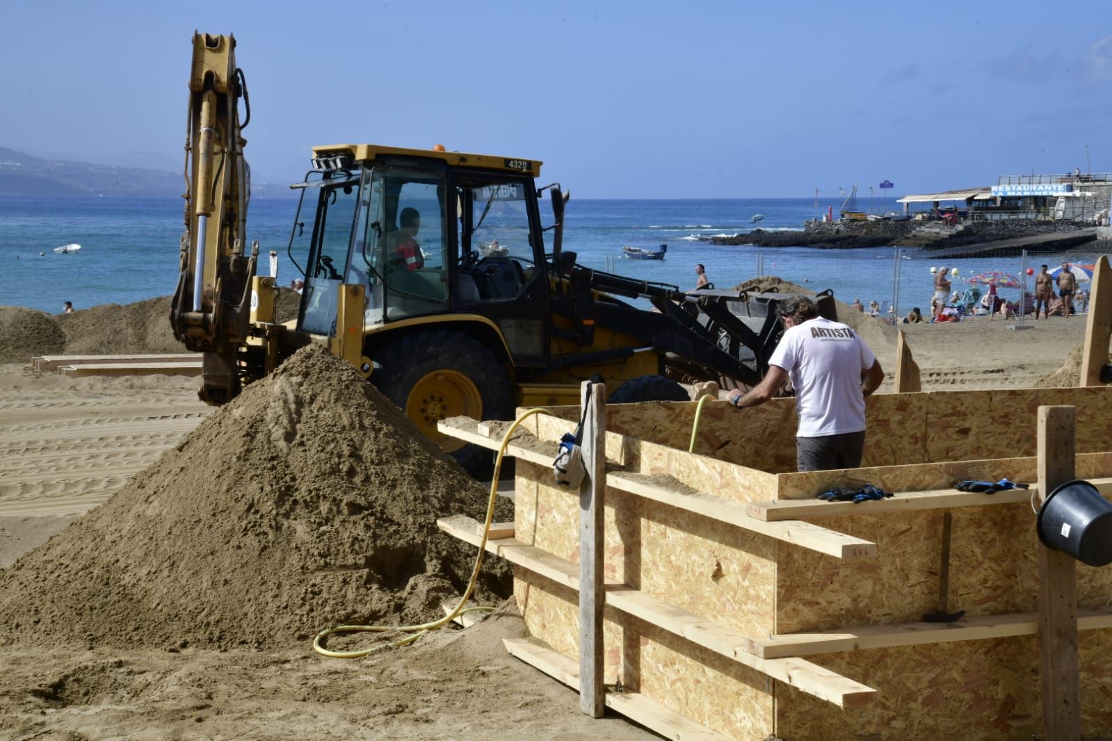 Las Canteras se prepara para construir su belén de arena