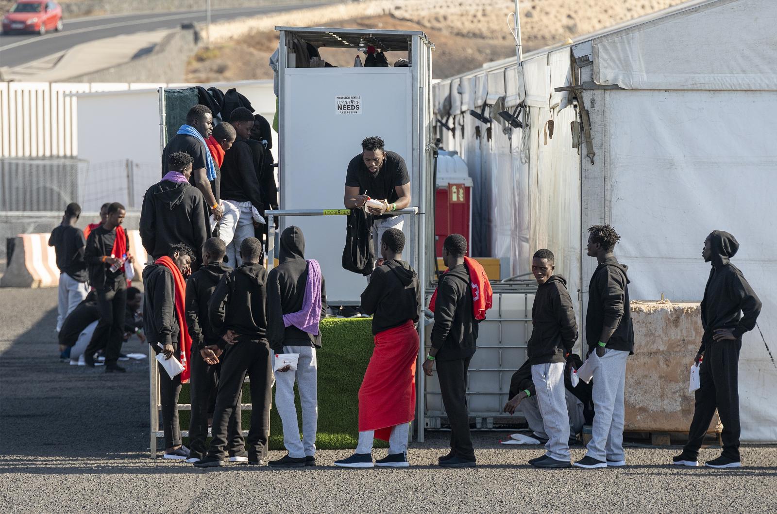 Clavijo avisa que habrá más carpas en los puertos para atender a migrantes ante la dejadez del Estado