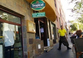 El bar de tapas se localiza en la céntrica avenida del Carmen de Morro Jable, en el municipio de Pájara.