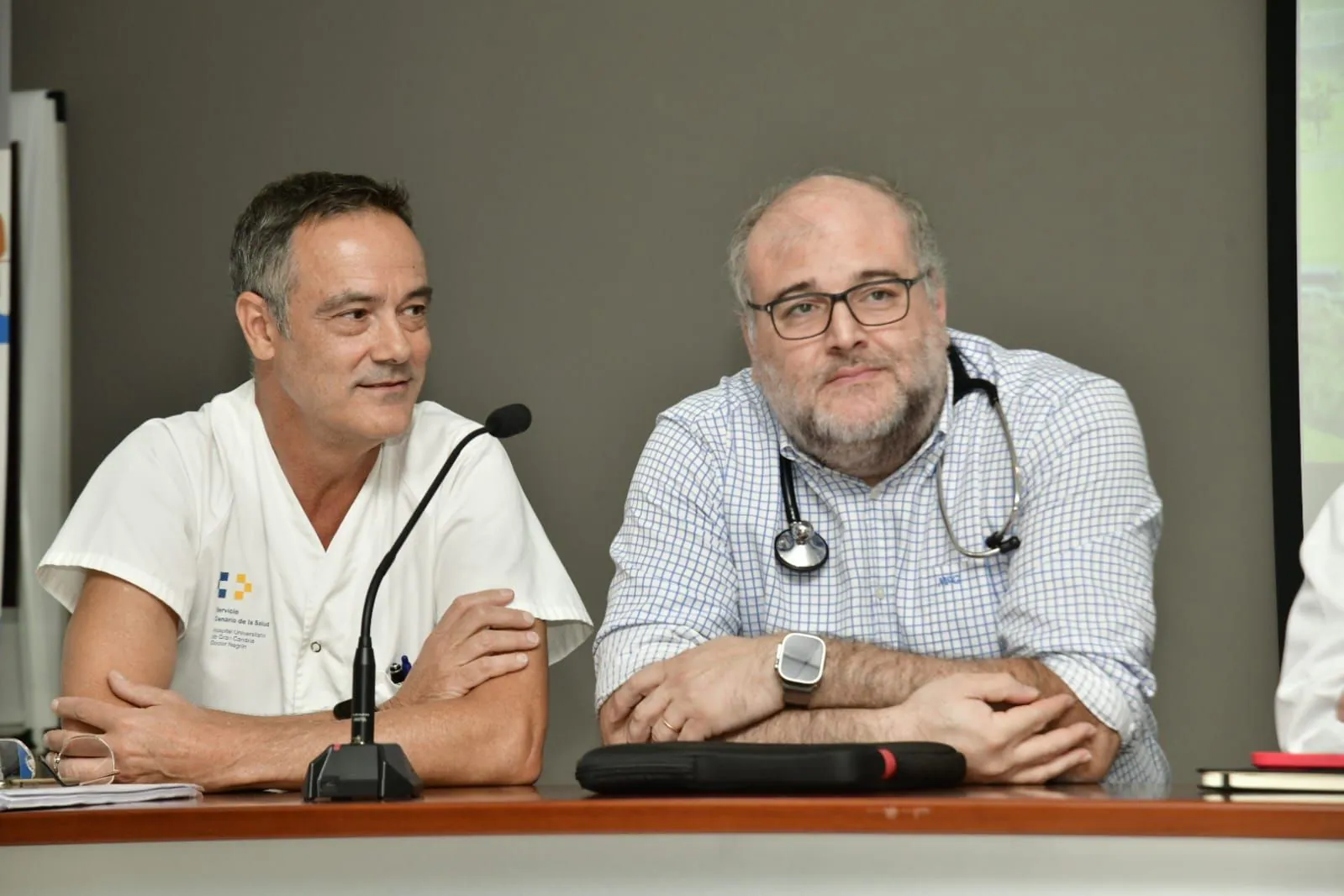 Imagen secundaria 1 - Arriba, foto de grupo de parte del equipo que intervino en el trasplante cardiáco de Antía Piñeiro. A la derecha, el cirujano Vicente Peña (i) y el cardiólogo Antonio García (d). A la izquierda abajo, Antía Piñeiro. 