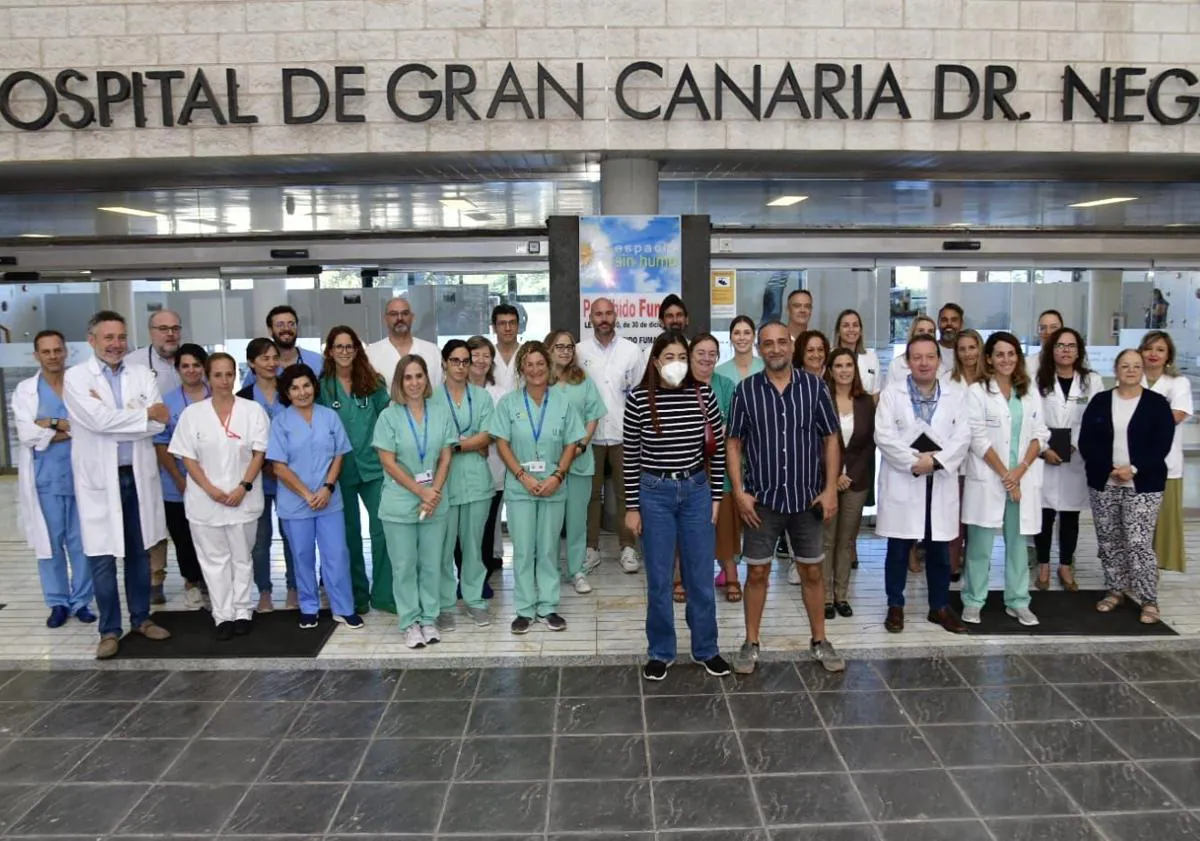 Imagen principal - Arriba, foto de grupo de parte del equipo que intervino en el trasplante cardiáco de Antía Piñeiro. A la derecha, el cirujano Vicente Peña (i) y el cardiólogo Antonio García (d). A la izquierda abajo, Antía Piñeiro. 