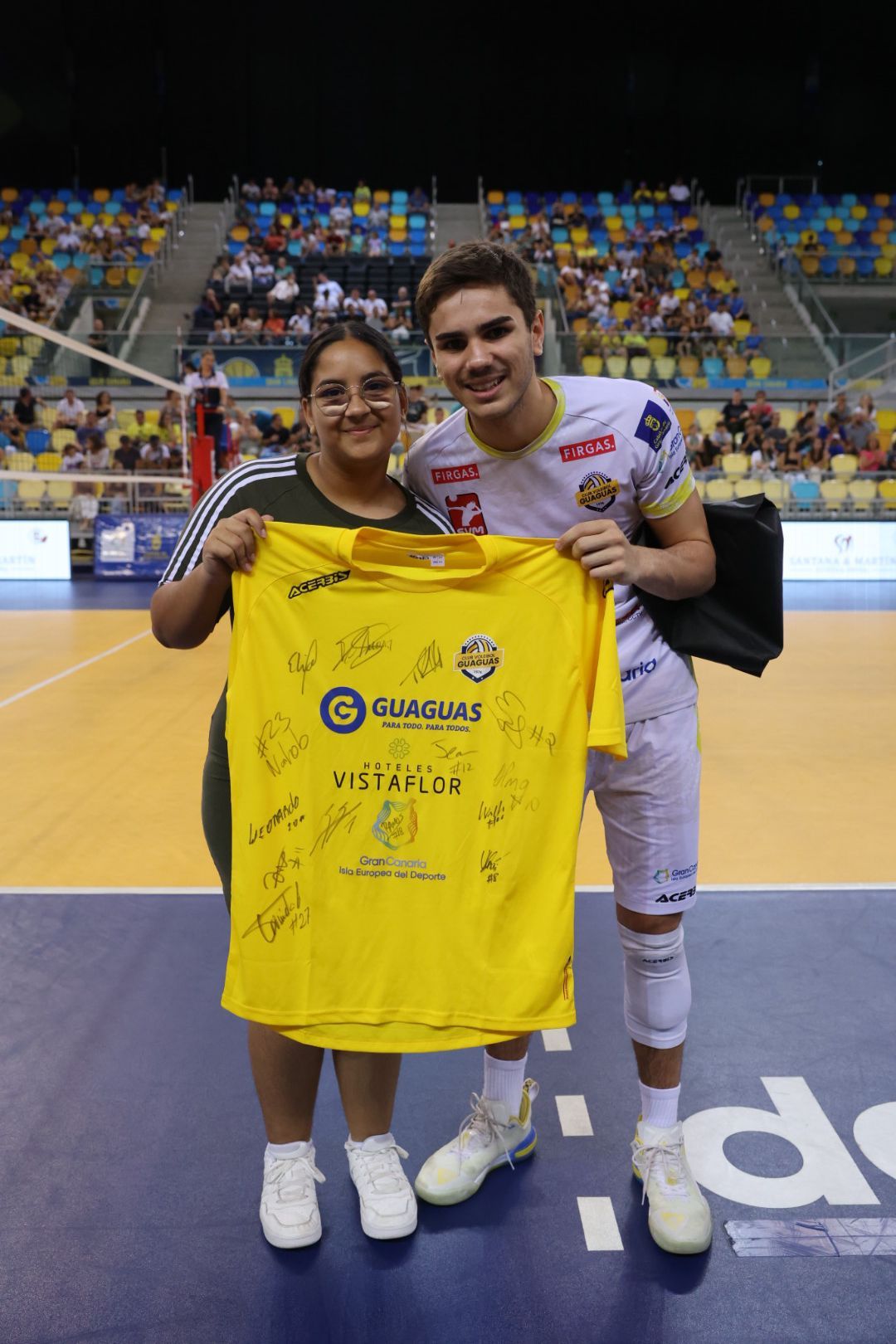 Ezequiel Figueroa y una aficionada del Guaguas.