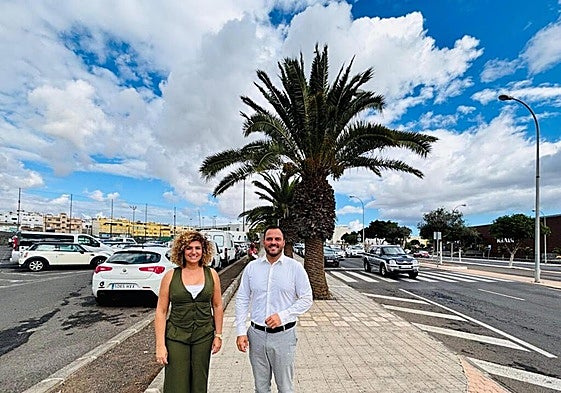 Eli Merino y Yonathan de León en la zona donde se prevé la infraestructura deportiva.