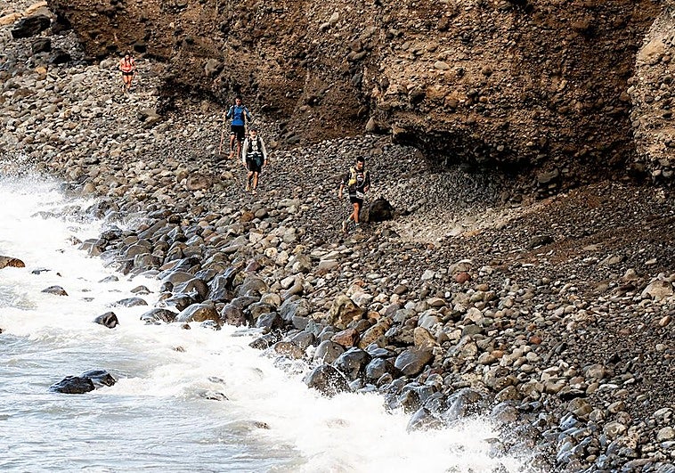 La carrera 360º The Challenge Gran Canaria sigue encabezada por Marco Gubert y Claire Bannwarth