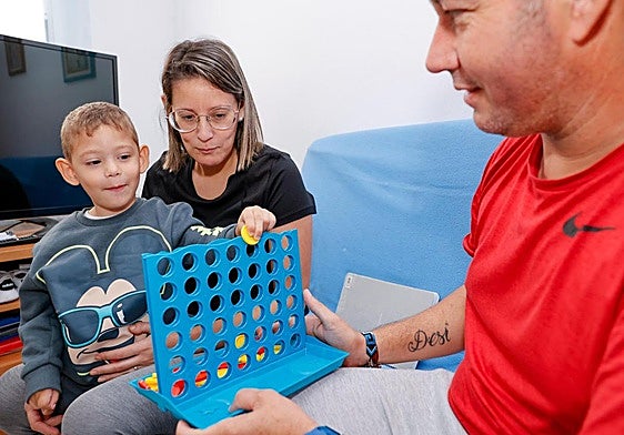 Mateo Jiménez, jugando en casa junto a sus padres.