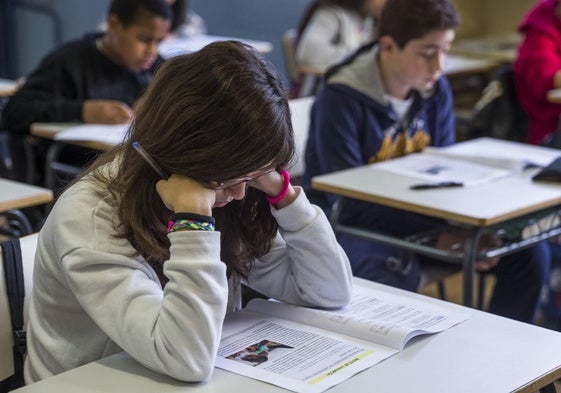 Foto de archivo de estudiantes realizando una evaluación de diagnóstico.