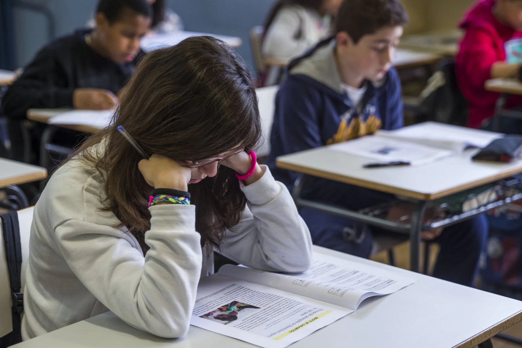 Foto de archivo de estudiantes realizando una evaluación de diagnóstico.