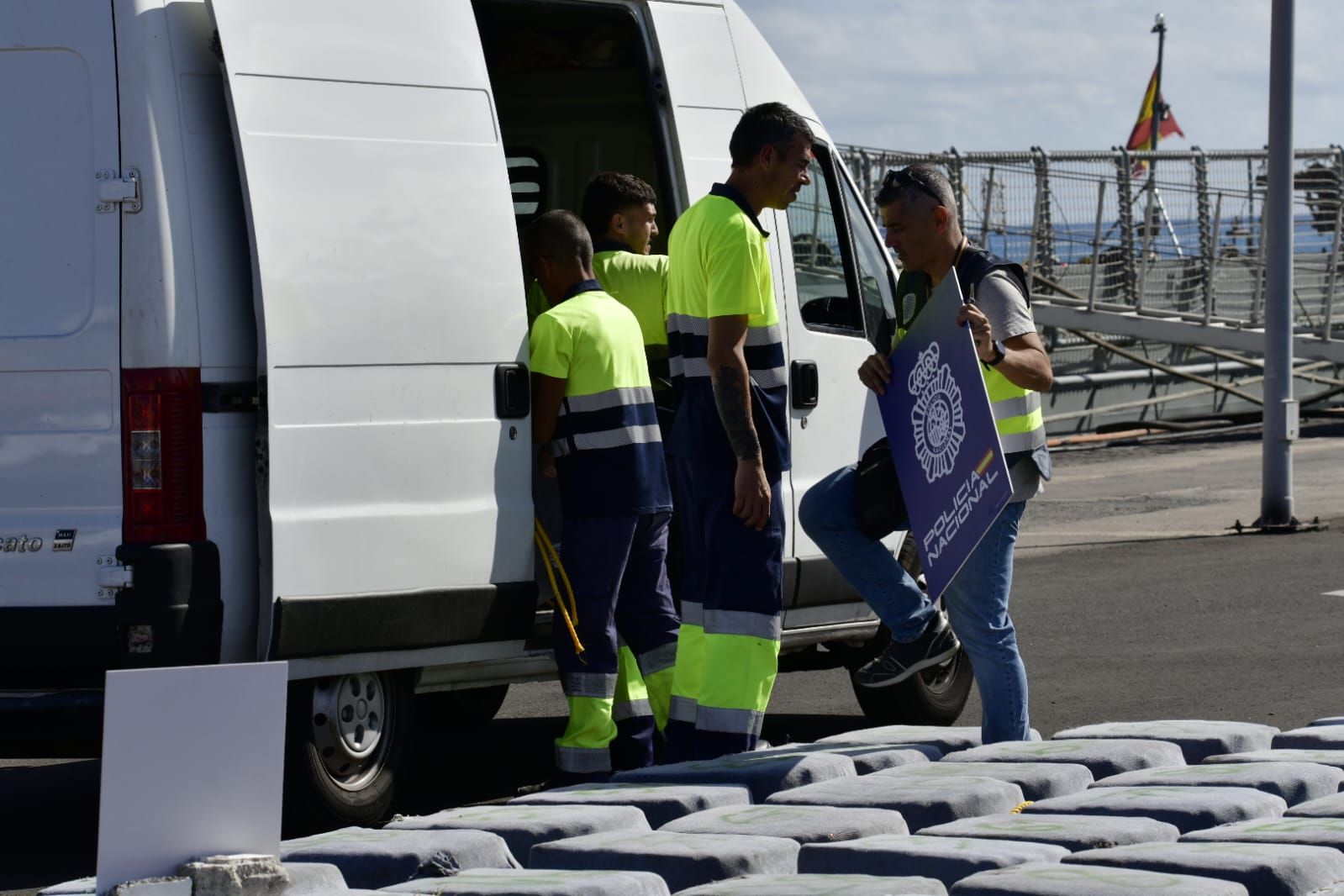 Imágenes de la mercancía incautada por la Policía Nacional a 500 millas de las islas