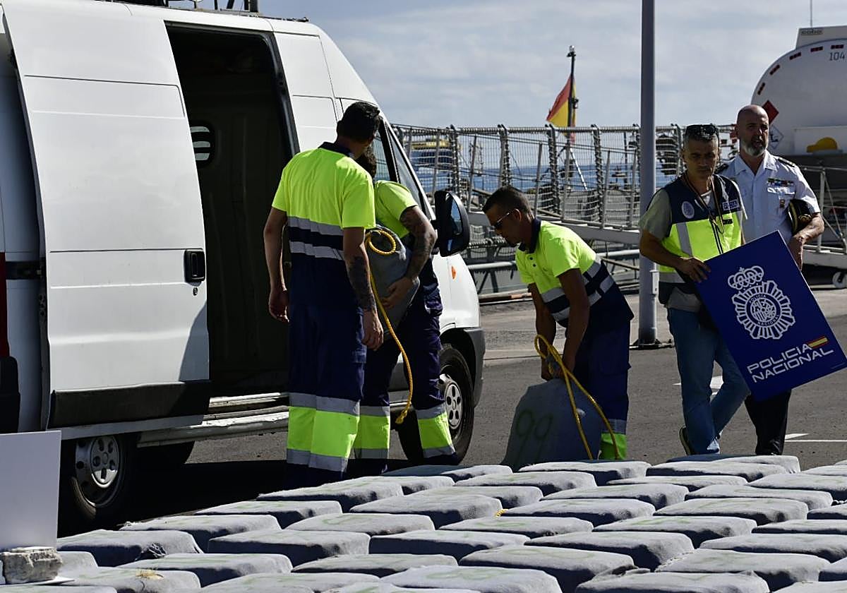 Imágenes de la mercancía incautada por la Policía Nacional a 500 millas de las islas